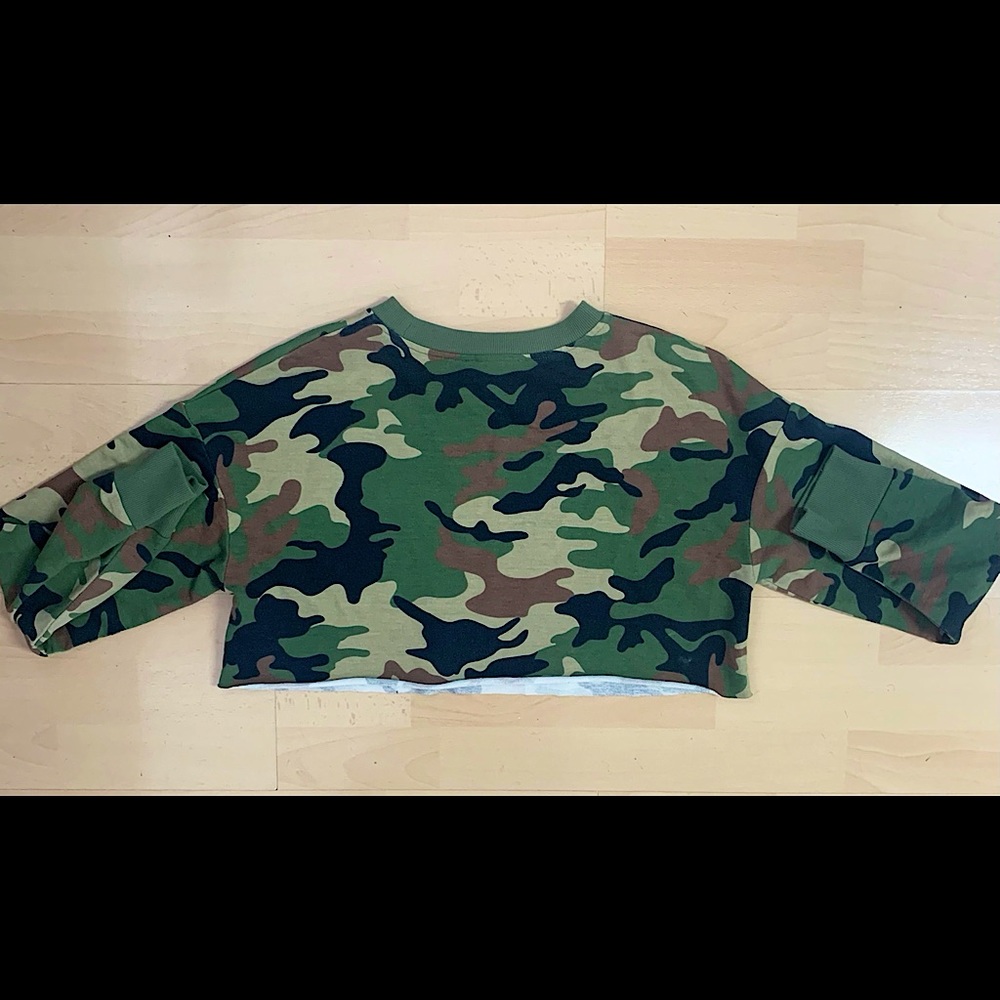 Cropped Camo Top - Picture 2 of 2